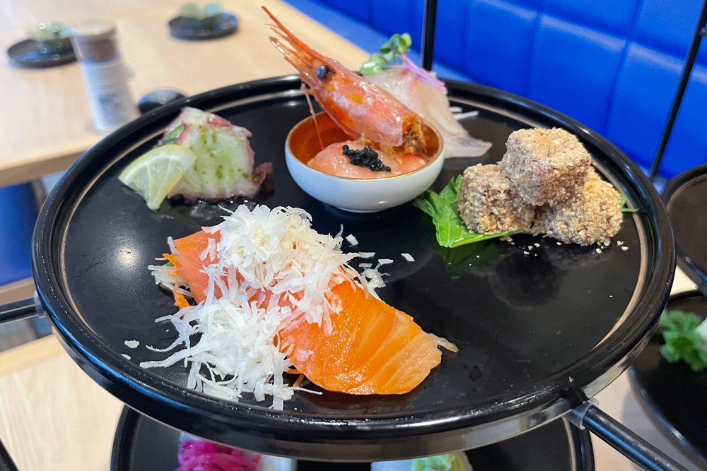 上段:お造り(刺身)とマリネと和え物