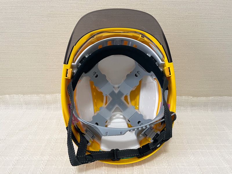頭を保護するスチロールライナー入りヘルメット