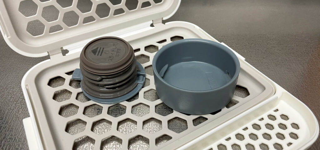 水筒のパーツを入れた食洗機用小物ネット