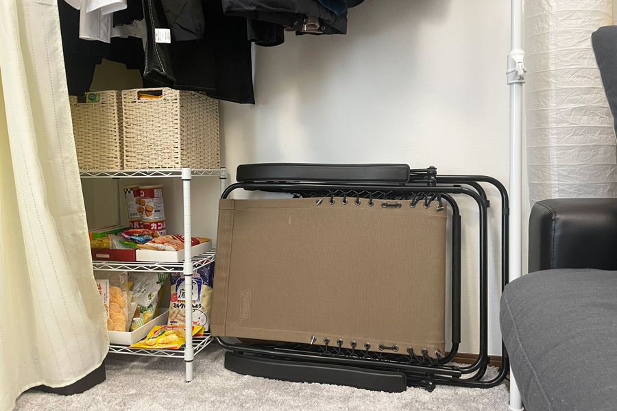 折り畳んで壁に立て掛けられるリクライニングチェア