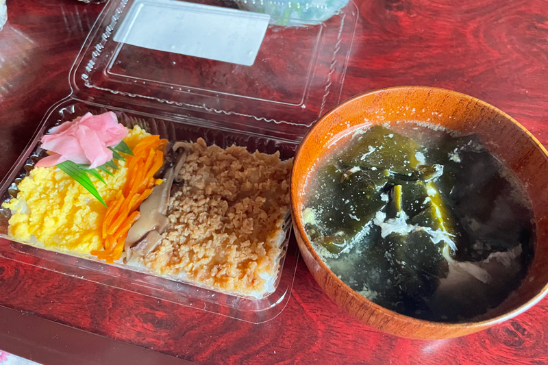 ちらし寿司と落とし卵の味噌汁