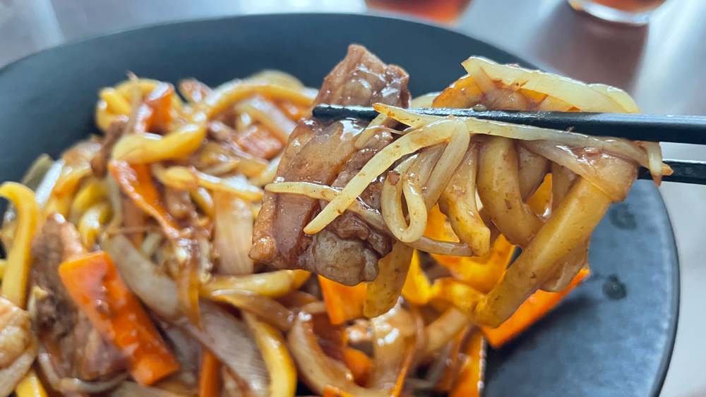 お箸で焼きそばをつかんでいる様子