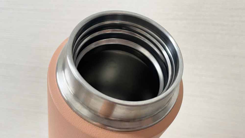 口当たりの良い金属の飲み口