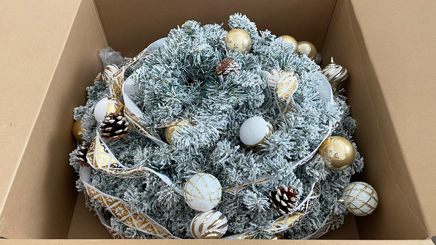 箱を開封して出てきたクリスマスツリーのパーツ