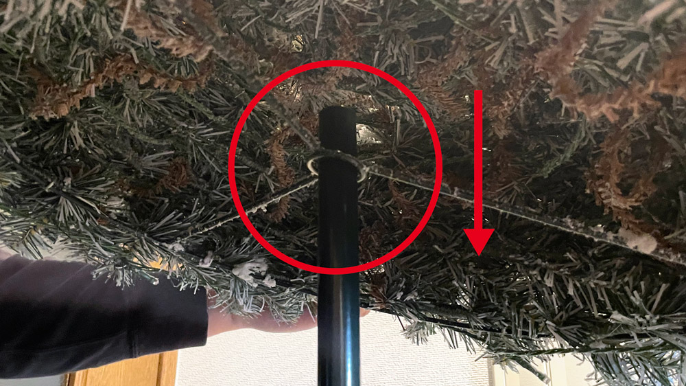 ポールにツリー部分の輪っかを通す