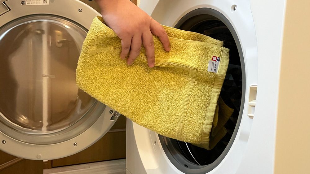 バスマットをドラム式乾燥機に入れるところ