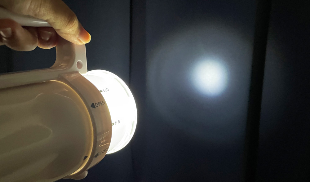前方を明るく照らせる懐中電灯