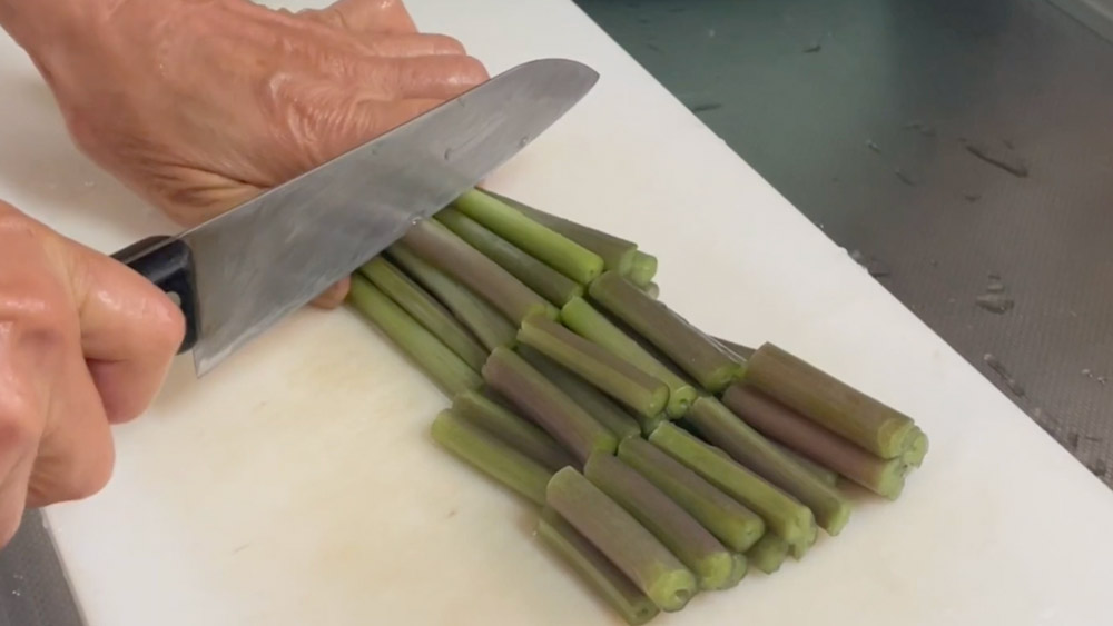 わさび茎を5cmの長さに切る
