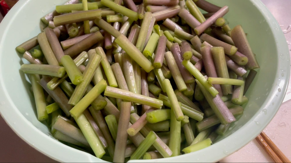 切ったわさびの茎