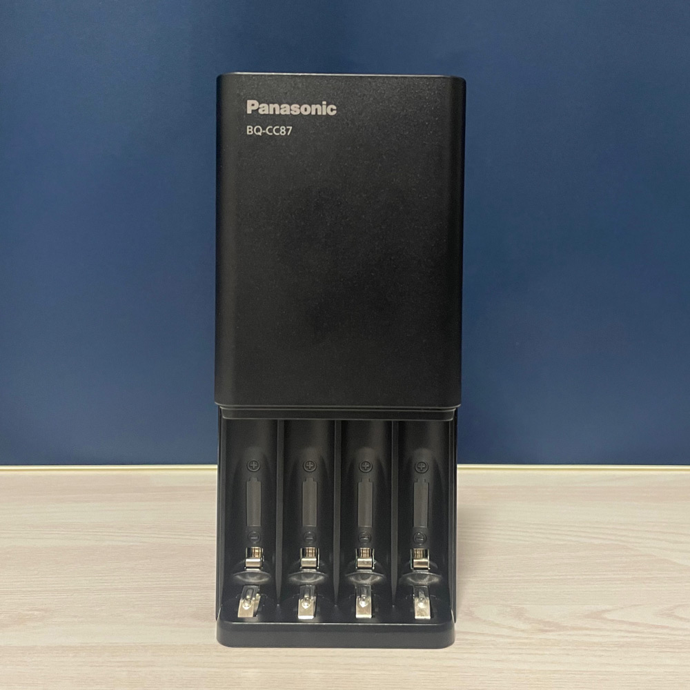 パナソニックのUSB急速充電器(eneloop pro 単3形・単4形)