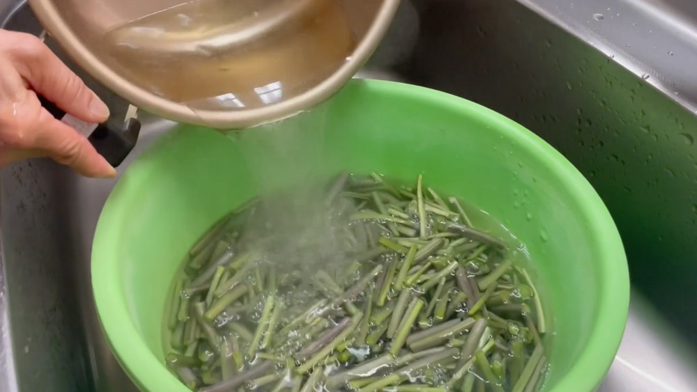 わさび茎にお湯を注ぐ