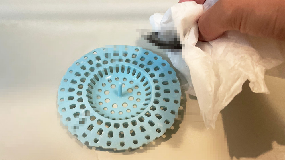 ヘアキャッチャーの髪の毛をティッシュで取る