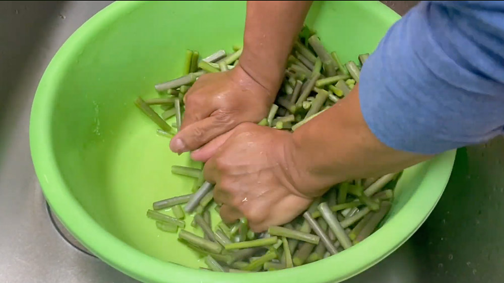 わさび茎を揉む