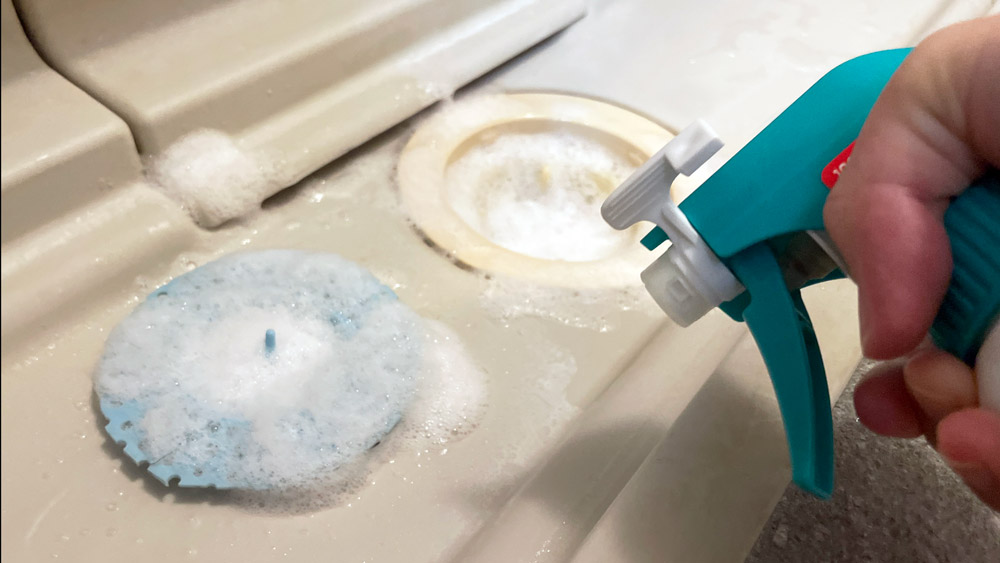 排水口にキッチン泡ハイターを吹きかける