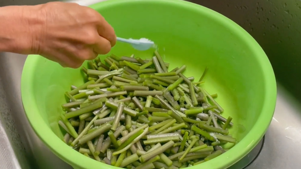 わさび茎に塩をかける