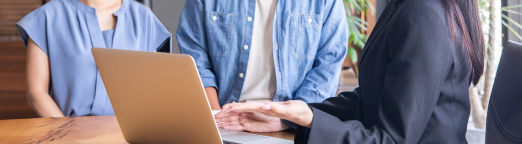 相談・打ち合わせをする夫婦