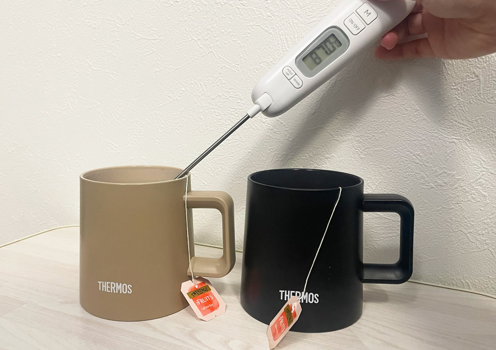 87℃の熱湯を注いだマグカップ