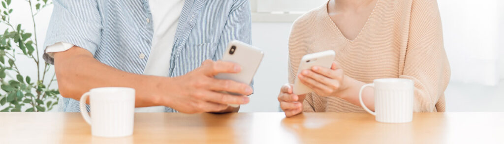 スマホを見る夫婦(カップル)