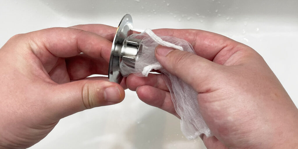 リング開口部と上部パーツの凸部を合わせ、リングを回してロックする