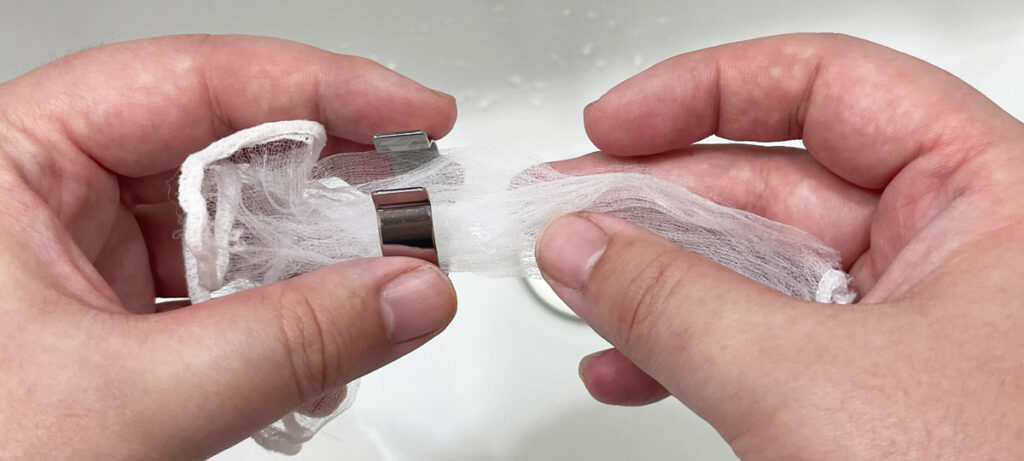 リングに水切りネットを通す