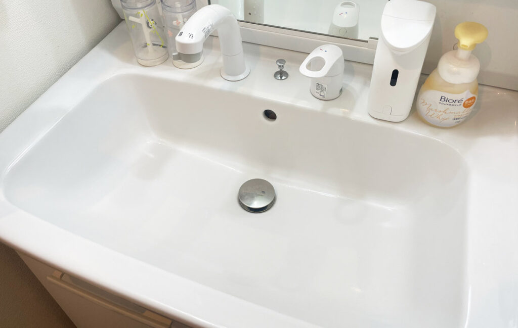 標準のゴミ受けを備えた洗面台