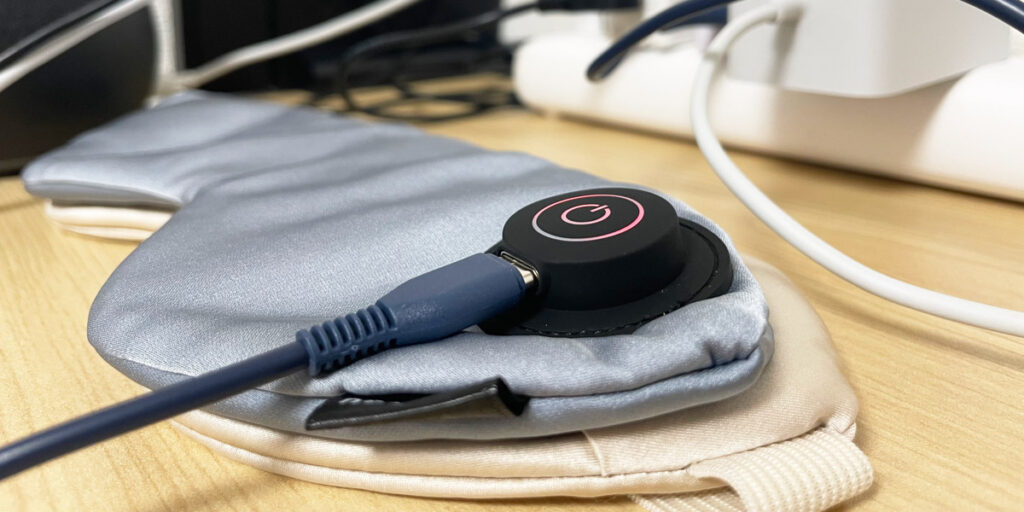 タイプCのUSBで充電しているnerugoo(ネルグー)