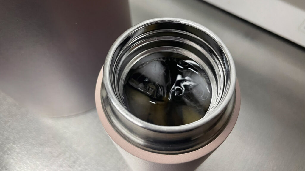 氷の入った水筒(保冷力・保温力の優れたJOQシリーズ)