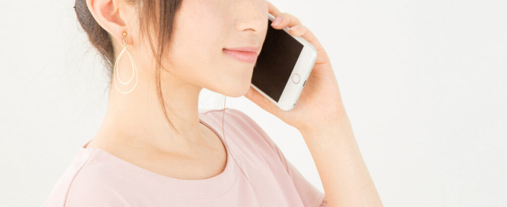 電話で予約する女性