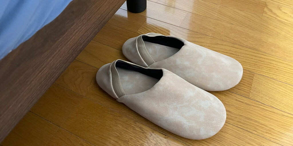 床に置いた防災スリッパ(ITSUMO)