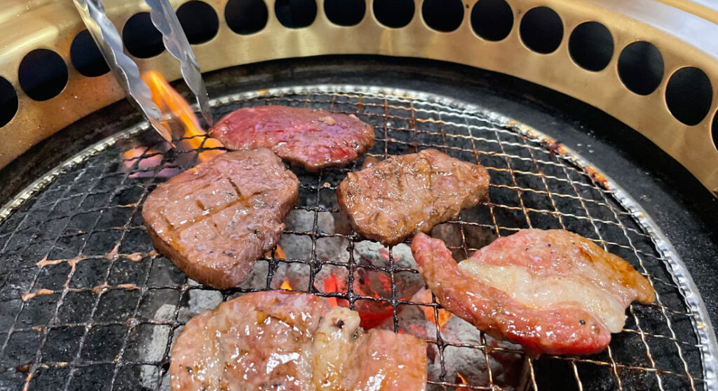 炭火で焼いた肉