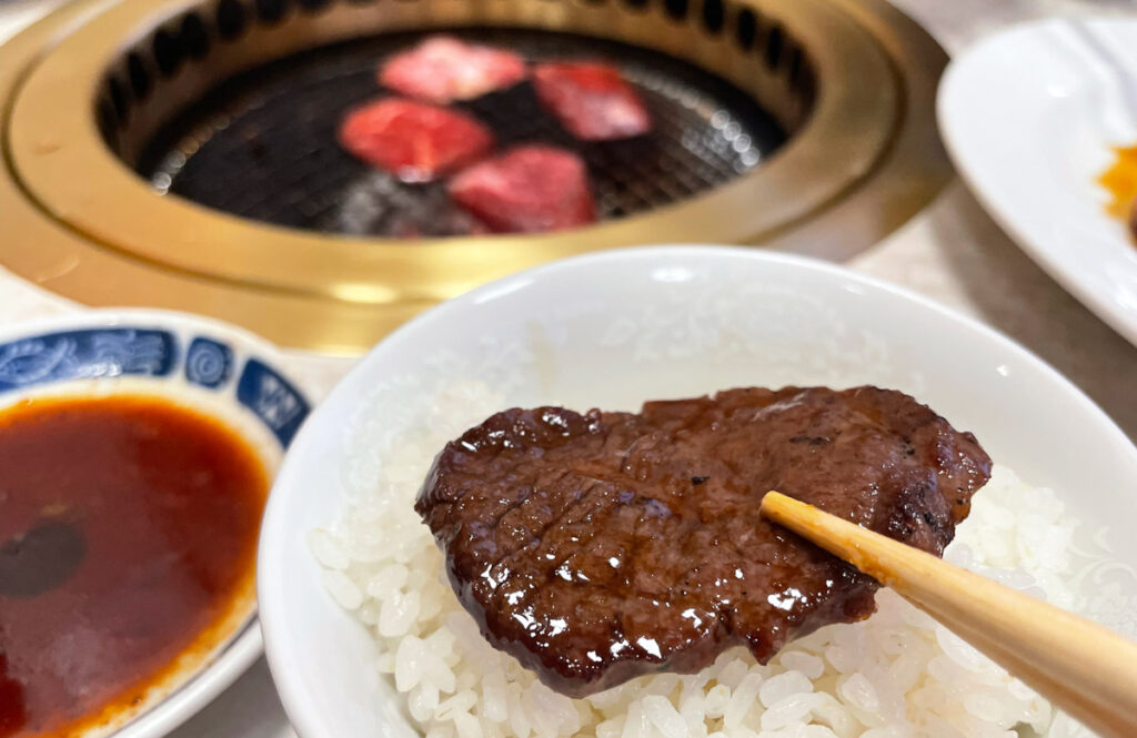 白米にのせたタレのついた焼肉