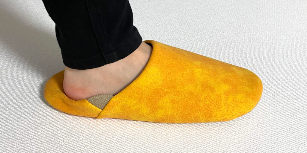 踵を踏んでスリッパに(ITSUMO)