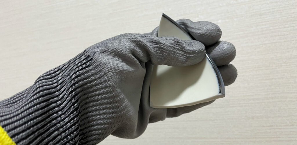防刃手袋で尖った破片を持つ