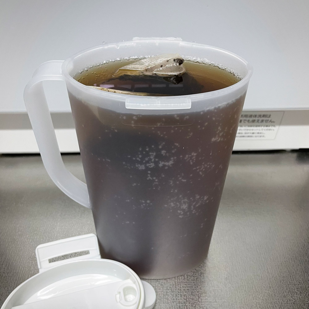 水をいっぱいまで注いだピッチャー