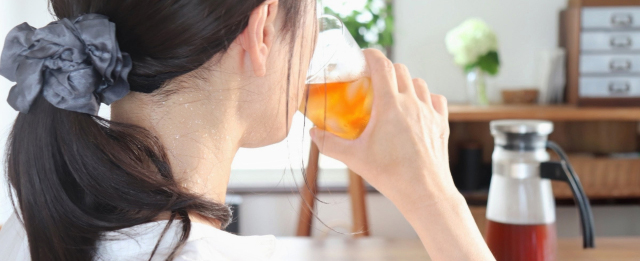 水出し麦茶を飲む女性