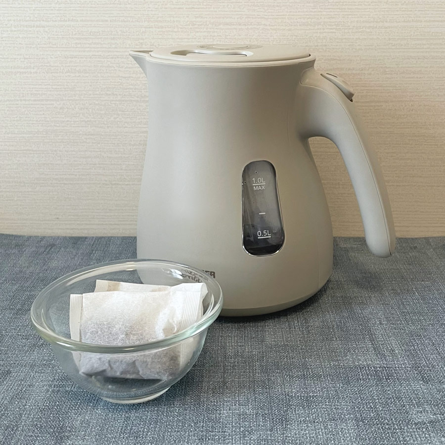 耐熱容器に入れた麦茶パック