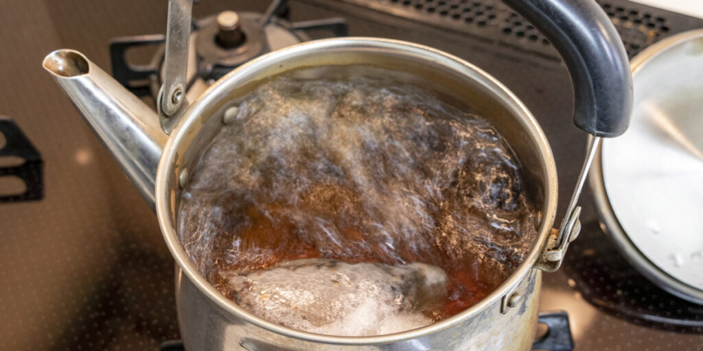 やかんの熱湯で蒸した麦茶