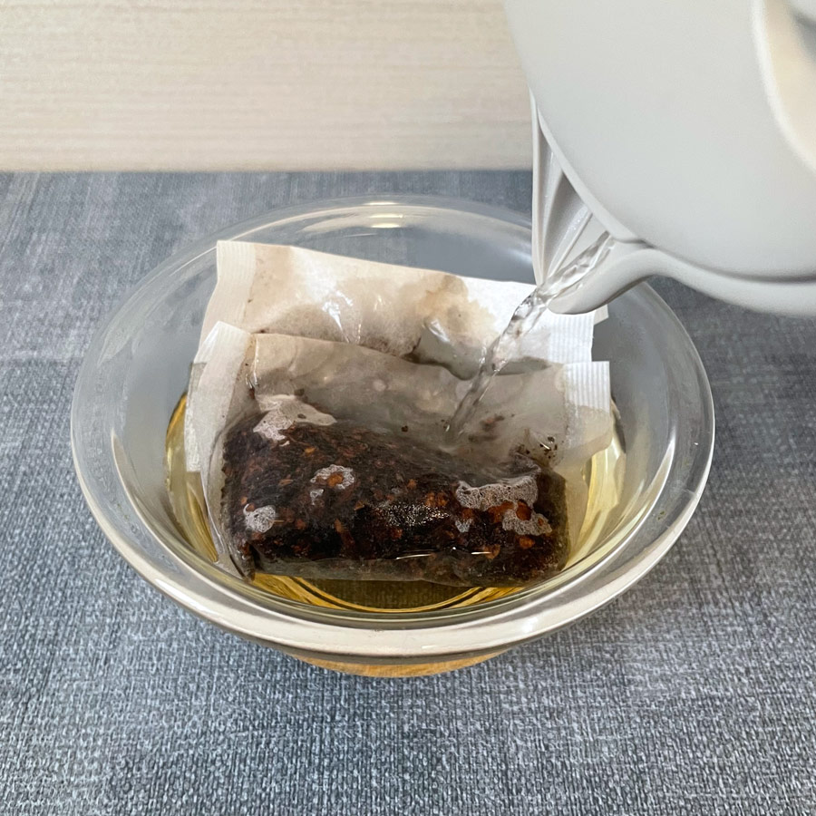 麦茶パックに熱湯を注ぐ