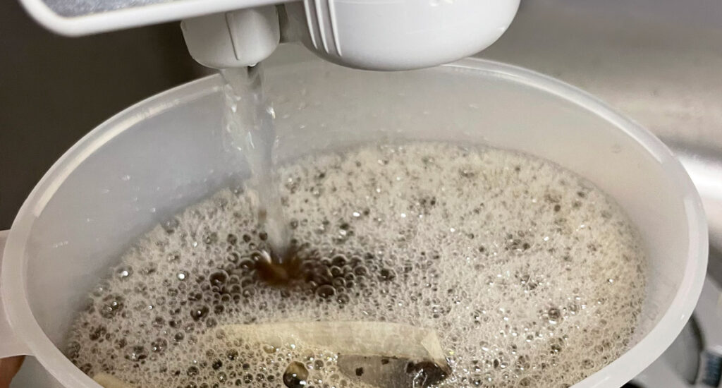 蒸した麦茶パックに冷水を注ぐ