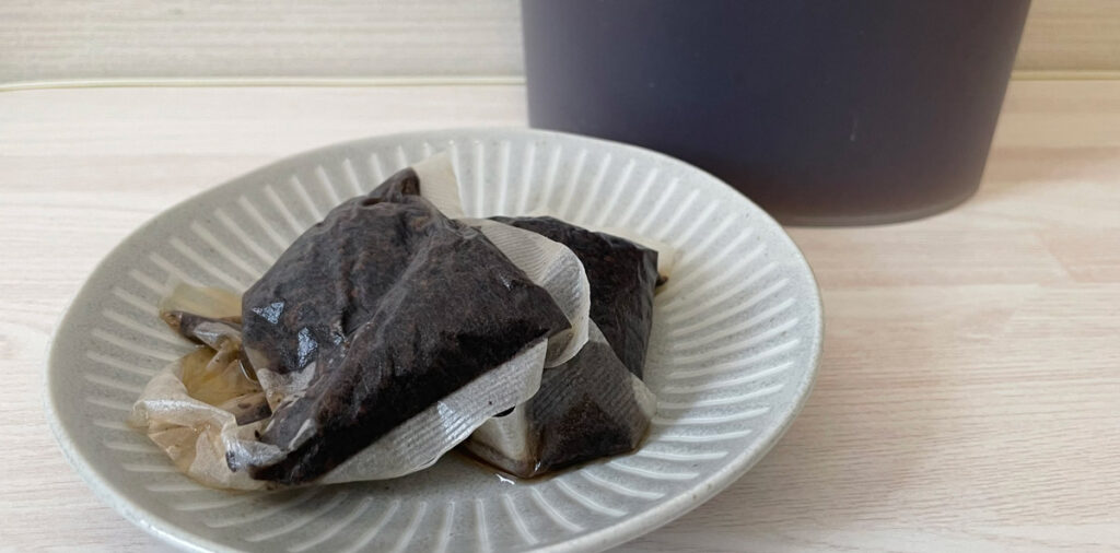 取り出した麦茶パック