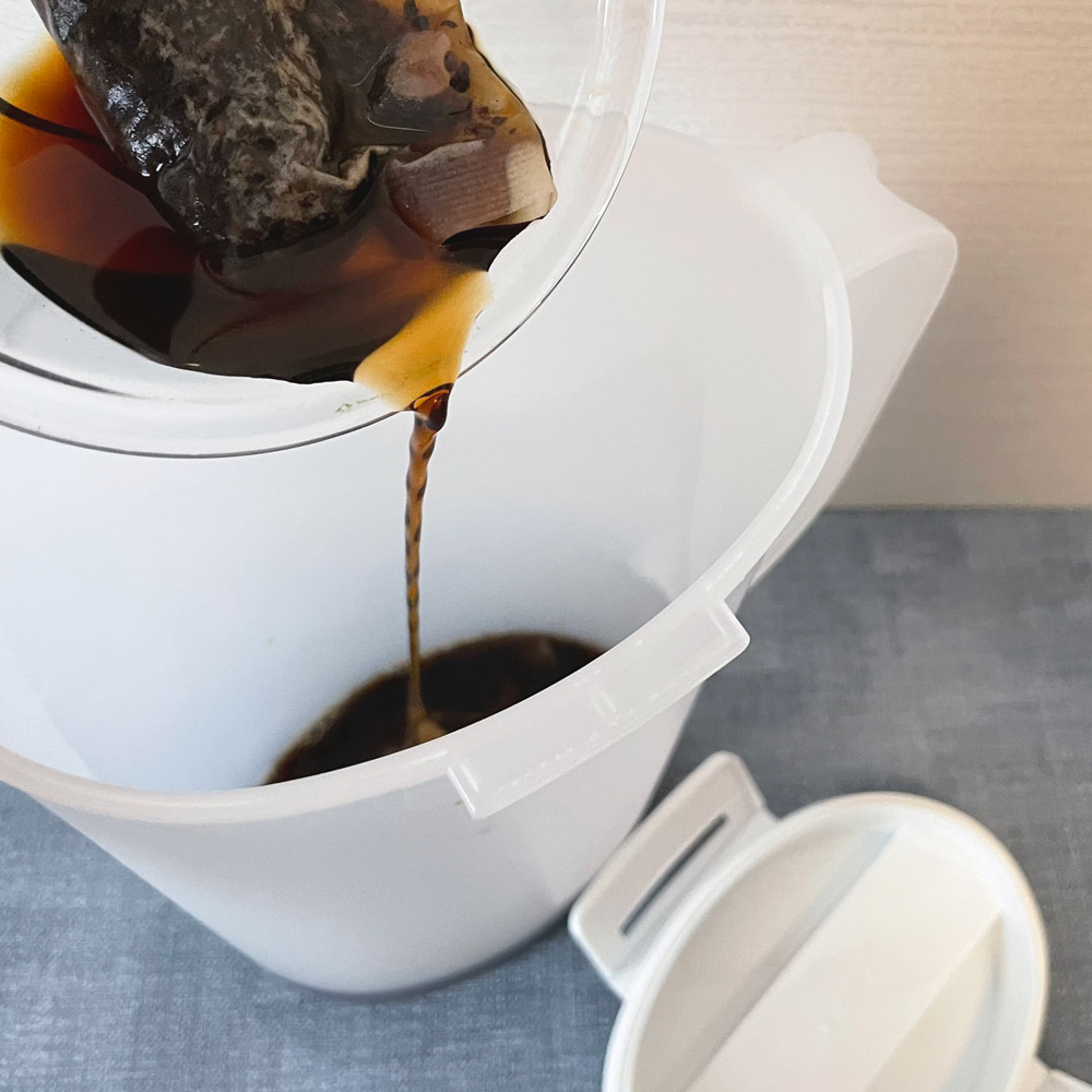 粗熱をとった麦茶パックをピッチャーに移す
